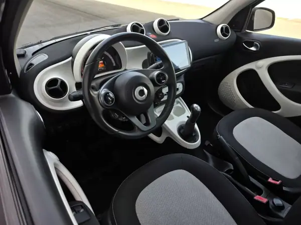 Smart ForFour 2015 - 7750 EUR, 124000 km - AUTO.MOTO.pt - 124000km - foto 15 de 29