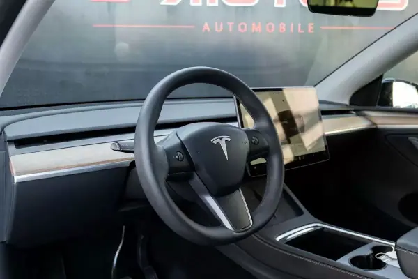 Tesla Model Y 2023 - 36990 EUR, 86000 km - AUTO.MOTO.pt - 86000km - foto 5 de 33