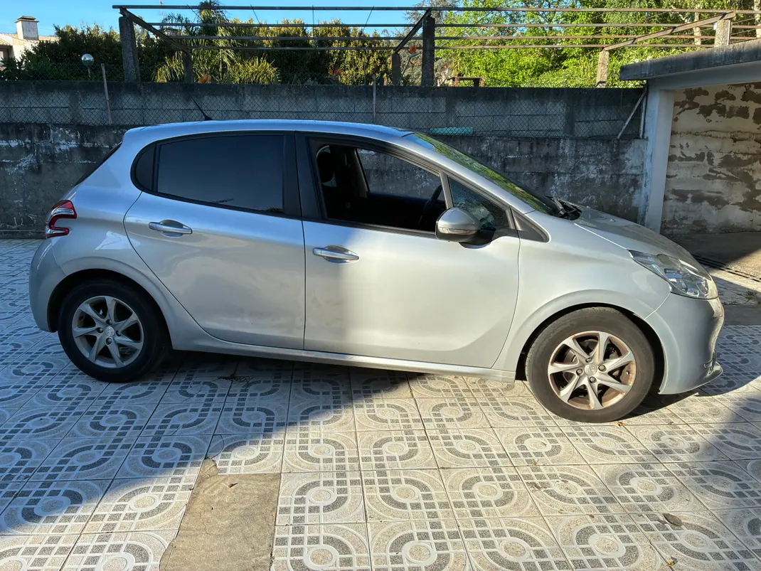 Peugeot 208 2014 - 7800 EUR, 79000 km - AUTO.MOTO.pt - 79000km - foto 4 de 7
