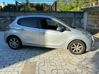 Peugeot 208 2014 - 7800 EUR, 79000 km - AUTO.MOTO.pt - 79000km - foto 4 de 7