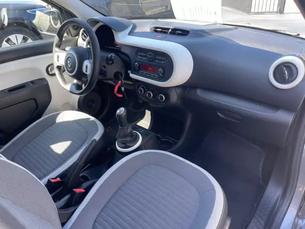 Renault Twingo 2017 - 7750 EUR, 136000 km - AUTO.MOTO.pt - 136000km - foto 11 de 13