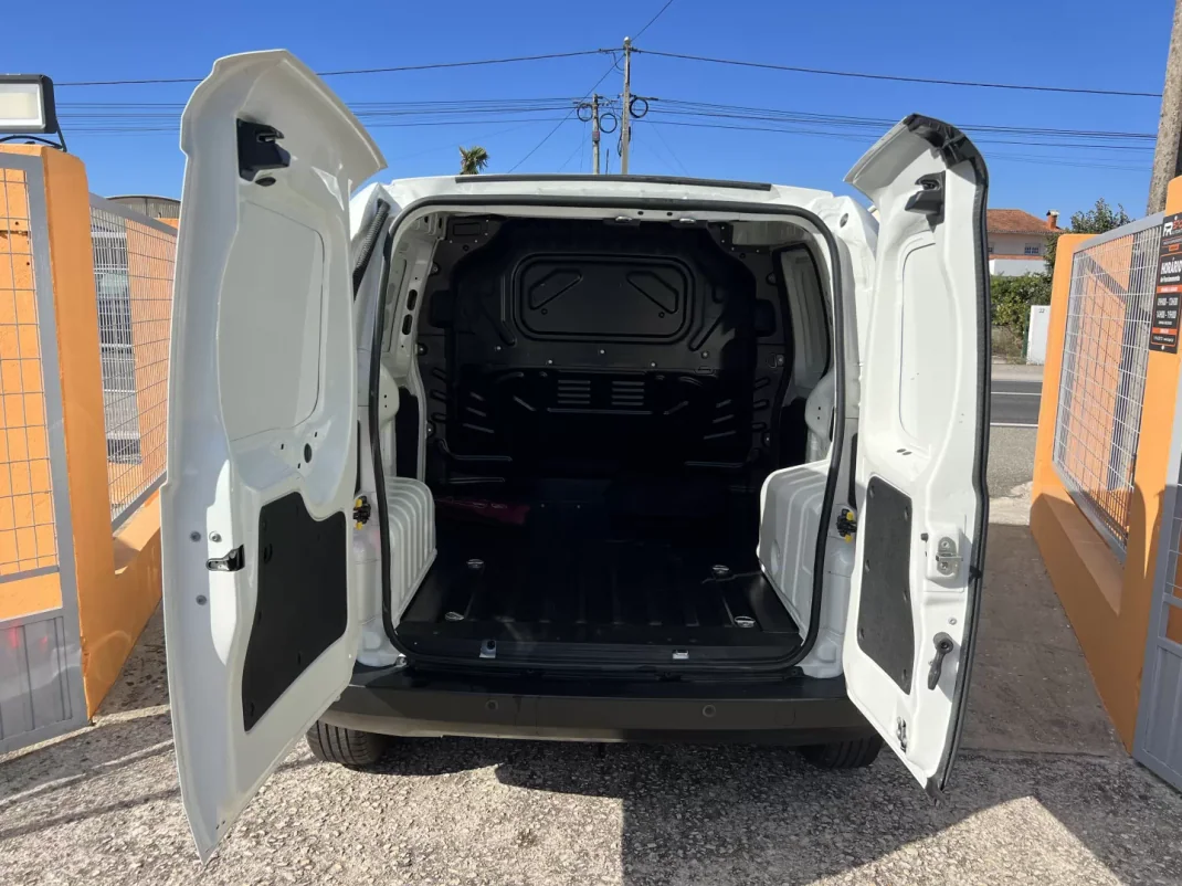 Fiat Fiorino 1.3 M-Jet Adventure 2020 - 9990 EUR, 159960 km - AUTO.MOTO.pt - 159960km - foto 19 de 20