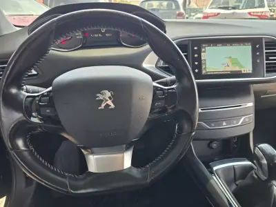 Peugeot 308 2017 - 10250 EUR, 114000 km - AUTO.MOTO.pt - 114000km - foto 13 de 17