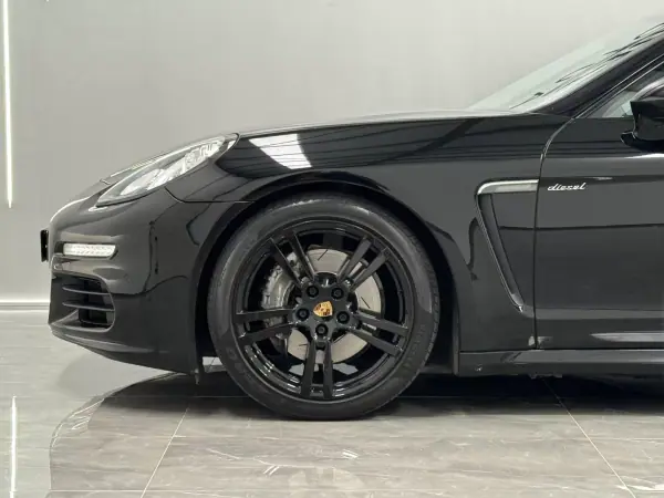 Porsche Panamera 2015 - 33990 EUR, 247000 km - AUTO.MOTO.pt - 247000km - foto 11 de 44