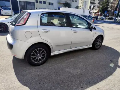 Fiat Punto Evo 2011 - 5000 EUR, 258000 km - AUTO.MOTO.pt - 258000km - foto 17 de 18