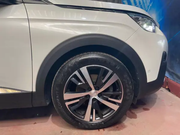 Peugeot 3008 2020 - 19999 EUR, 129000 km - AUTO.MOTO.pt - 129000km - foto 22 de 49