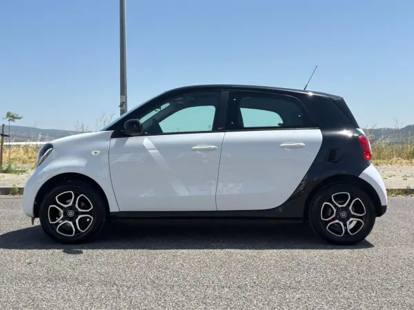 Smart ForFour 2016 - 11995 EUR, 84000 km - AUTO.MOTO.pt - 84000km - foto 25 de 42