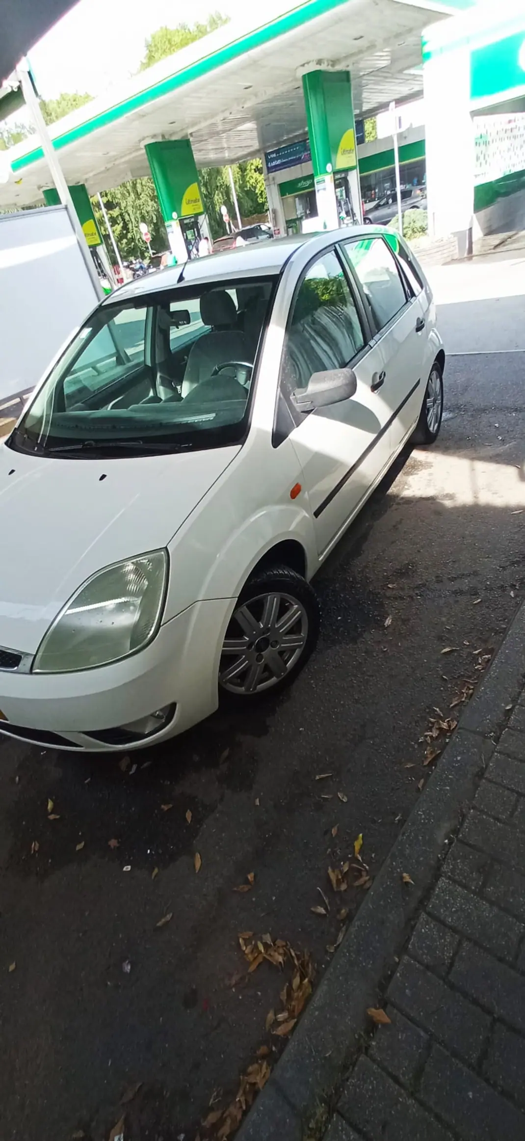 Ford Fiesta 2002 - 2000 EUR, 200 km - AUTO.MOTO.pt - 200km - foto 2 de 9