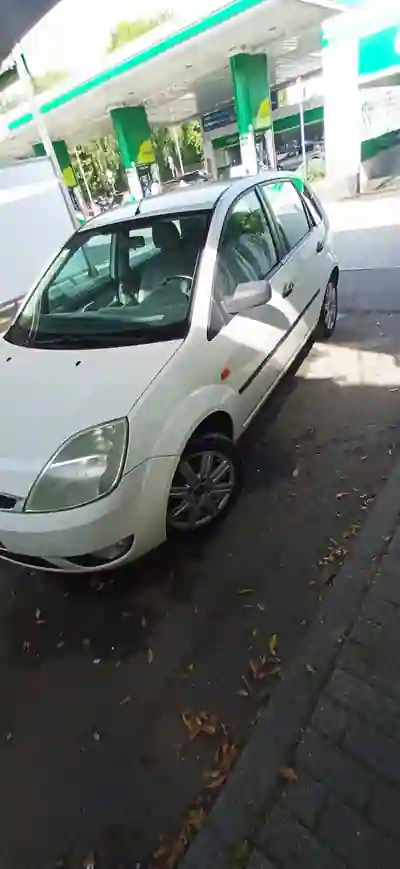 Ford Fiesta 2002 - 2000 EUR, 200 km - AUTO.MOTO.pt - 200km - foto 2 de 9
