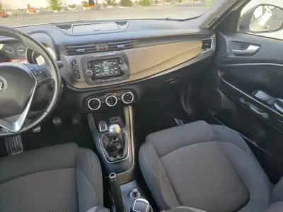 Alfa Romeo Giulietta 2015 - 13500 EUR, 148000 km - AUTO.MOTO.pt - 148000km - foto 42 de 49