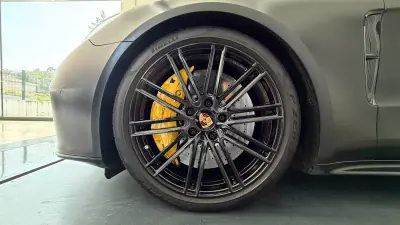 Porsche Panamera 2018 - 79990 EUR, 140973 km - AUTO.MOTO.pt - 140973km - foto 12 de 36