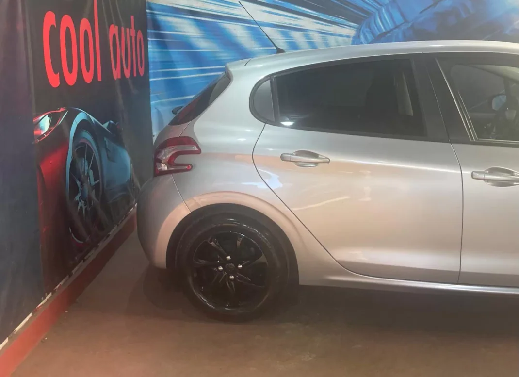 Peugeot 208 2013 - 6999 EUR, 195000 km - AUTO.MOTO.pt - 195000km - foto 19 de 35