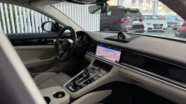 Porsche Panamera 2018 - 79990 EUR, 140973 km - AUTO.MOTO.pt - 140973km - foto 18 de 36