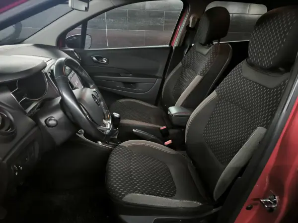 Renault Captur 2018 - 11950 EUR, 117800 km - AUTO.MOTO.pt - 117800km - foto 9 de 20