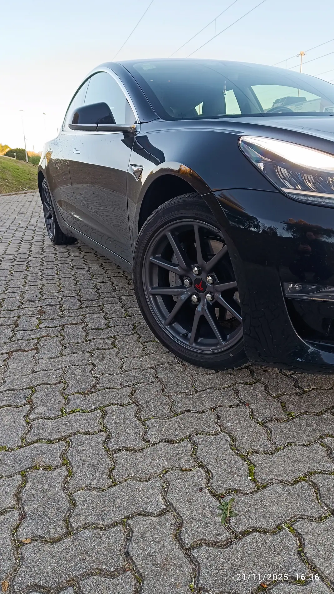 Tesla Model 3 2019 - 22000 EUR, 125000 km - AUTO.MOTO.pt - 125000km - foto 9 de 15