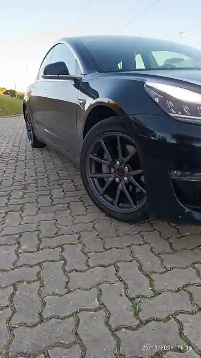 Tesla Model 3 2019 - 22000 EUR, 125000 km - AUTO.MOTO.pt - 125000km - foto 9 de 15