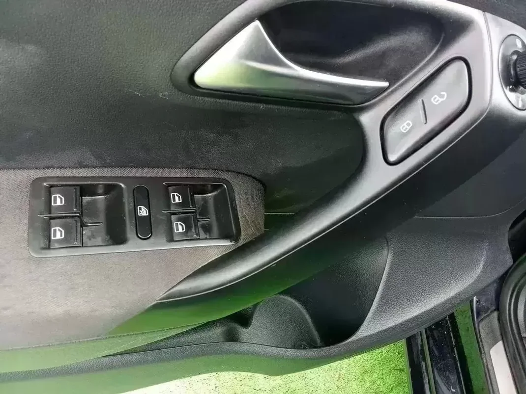 Volkswagen Polo 2010 - 6900 EUR, 167587 km - AUTO.MOTO.pt - 167587km - foto 10 de 13