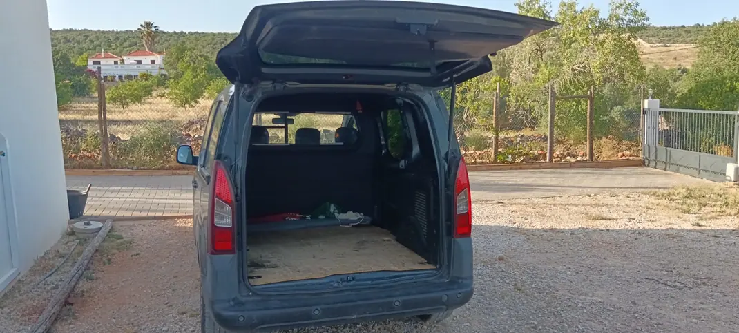 Citroën Berlingo 2015 - 3750 EUR, 289000 km - AUTO.MOTO.pt - 289000km - foto 11 de 14