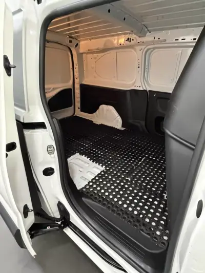 Peugeot Partner 2022 - 16000 EUR, 114000 km - AUTO.MOTO.pt - 114000km - foto 8 de 13