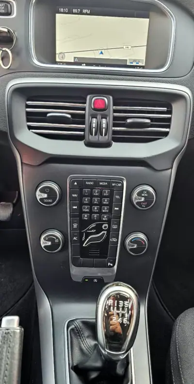 Volvo V40 2014 - 11500 EUR, 154200 km - AUTO.MOTO.pt - 154200km - foto 11 de 20