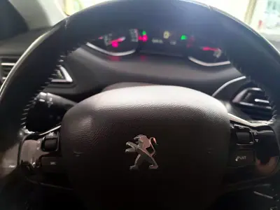 Peugeot 308 2014 - 8980 EUR, 165000 km - AUTO.MOTO.pt - 165000km - foto 19 de 22