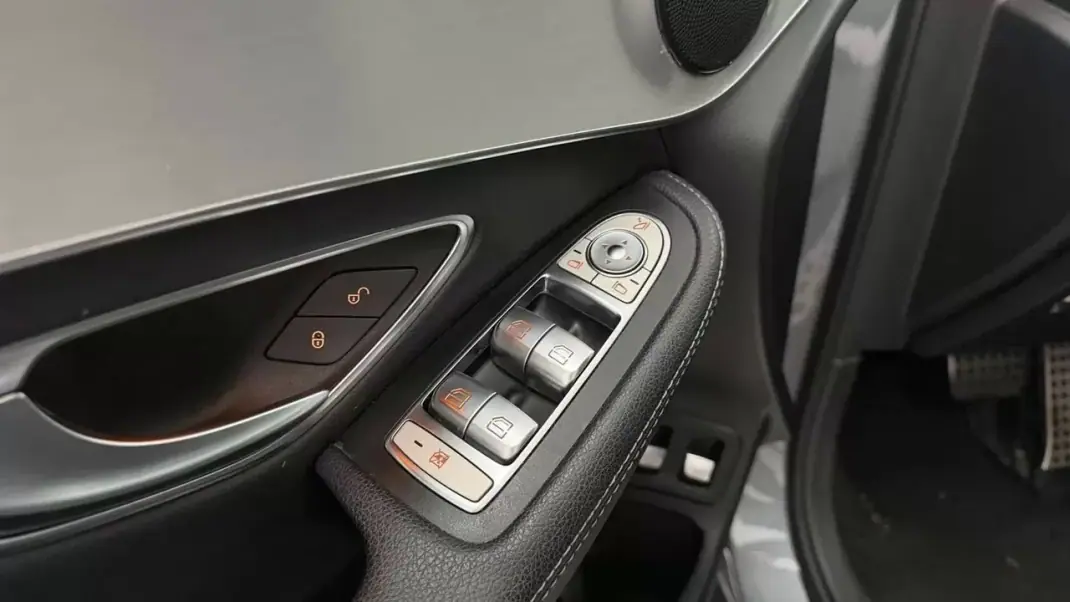 Mercedes-Benz GLC 250 2017 - 38490 EUR, 96900 km - AUTO.MOTO.pt - 96900km - foto 18 de 27