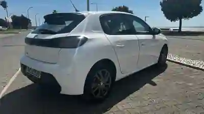 Peugeot 208 2021 - 12500 EUR, 97000 km - AUTO.MOTO.pt - 97000km - foto 4 de 6