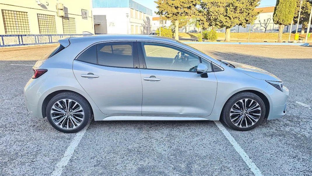 Toyota Corolla 2023 - 25900 EUR, 52000 km - AUTO.MOTO.pt - 52000km - foto 2 de 14