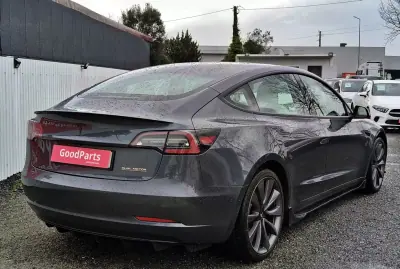 Tesla Model 3 2020 - 30400 EUR, 105371 km - AUTO.MOTO.pt - 105371km - foto 7 de 26