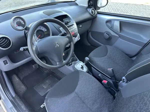 Peugeot 107 2011 - 7990 EUR, 91000 km - AUTO.MOTO.pt - 91000km - foto 10 de 16
