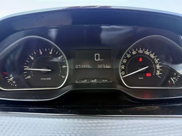Peugeot 208 2017 - 9950 EUR, 71000 km - AUTO.MOTO.pt - 71000km - foto 20 de 24
