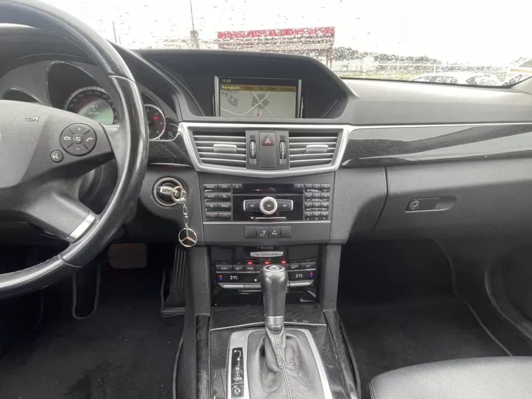 Mercedes-Benz E 250 2010 - 13950 EUR, 277830 km - AUTO.MOTO.pt - 277830km - foto 10 de 12
