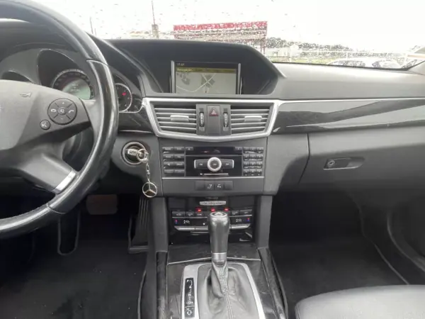 Mercedes-Benz E 250 2010 - 13950 EUR, 277830 km - AUTO.MOTO.pt - 277830km - foto 10 de 12