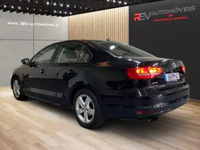Volkswagen Jetta 2015 - 8950 EUR, 305000 km - AUTO.MOTO.pt - 305000km - foto 4 de 20