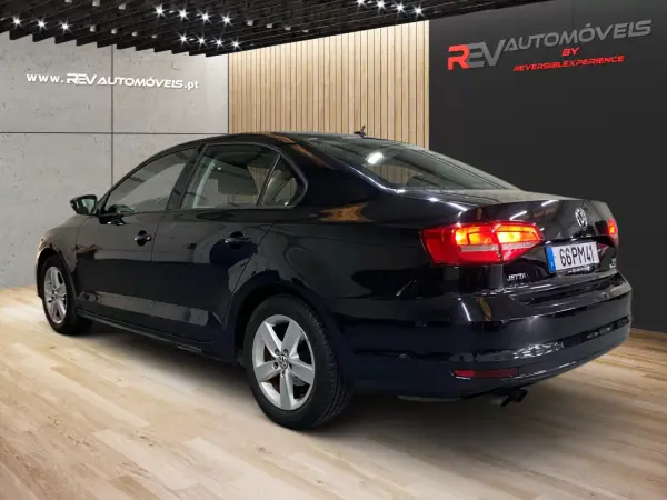 Volkswagen Jetta 2015 - 8950 EUR, 305000 km - AUTO.MOTO.pt - 305000km - foto 4 de 20