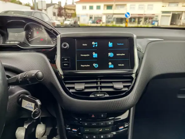 Peugeot 208 2018 - 8490 EUR, 187200 km - AUTO.MOTO.pt - 187200km - foto 16 de 17