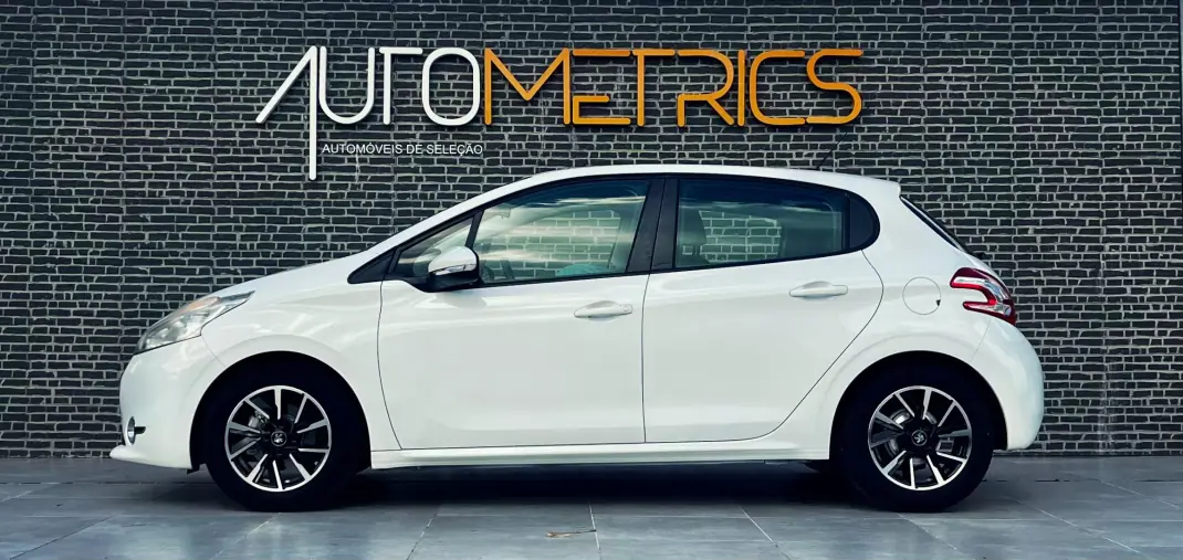 Peugeot 208 2013 - 9900 EUR, 177000 km - AUTO.MOTO.pt - 177000km - foto 5 de 14