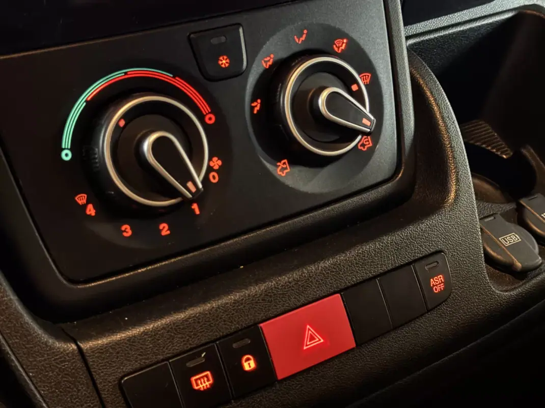 Peugeot Partner L2 caixa automática 130cv 2022 - 16990 EUR, 170100 km - AUTO.MOTO.pt - 170100km - foto 20 de 26