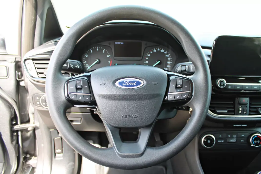 Ford Fiesta 2018 - 9900 EUR, 101396 km - AUTO.MOTO.pt - 101396km - foto 20 de 26