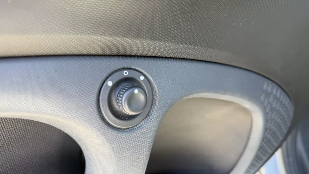 Smart Fortwo Cabrio 2018 - 10490 EUR, 55157 km - AUTO.MOTO.pt - 55157km - foto 32 de 40