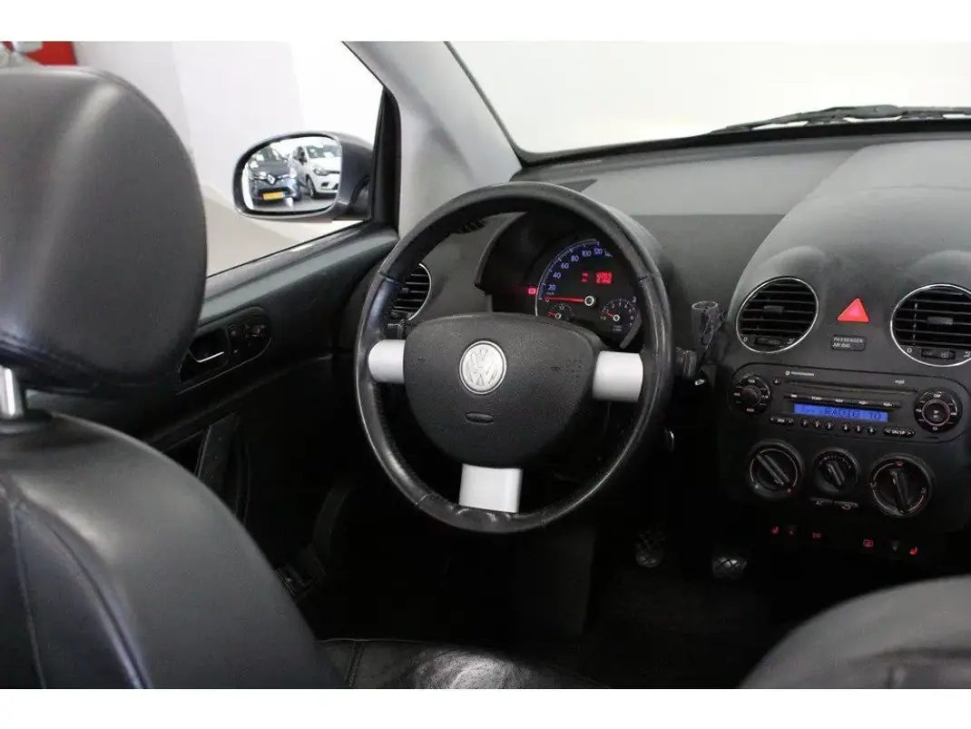 Volkswagen New Beetle Cabriolet 2007 - 7990 EUR, 161340 km - AUTO.MOTO.pt - 161340km - foto 7 de 19