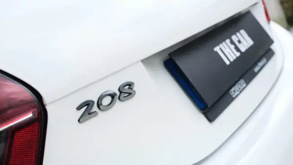 Peugeot 208 2015 - 9500 EUR, 210000 km - AUTO.MOTO.pt - 210000km - foto 23 de 25