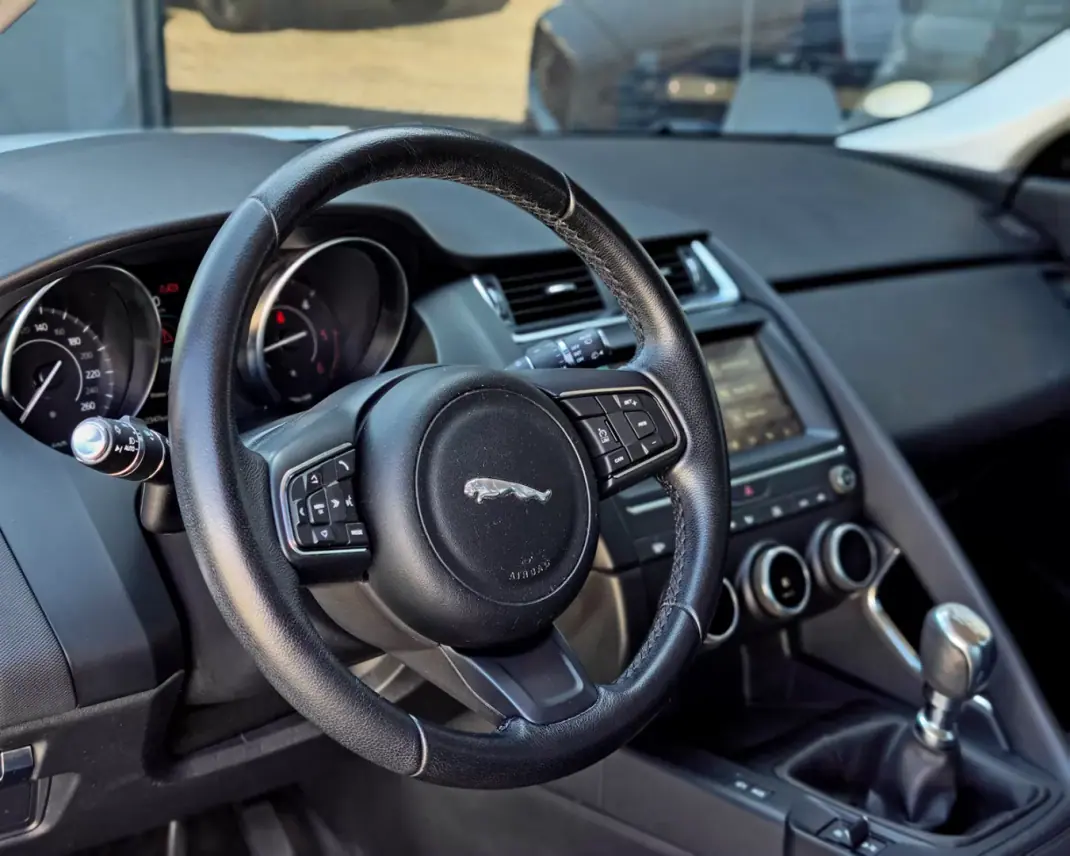 Jaguar E-Pace 2019 - 20500 EUR, 122300 km - AUTO.MOTO.pt - 122300km - foto 14 de 20