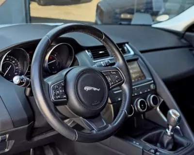Jaguar E-Pace 2019 - 20500 EUR, 122300 km - AUTO.MOTO.pt - 122300km - foto 14 de 20