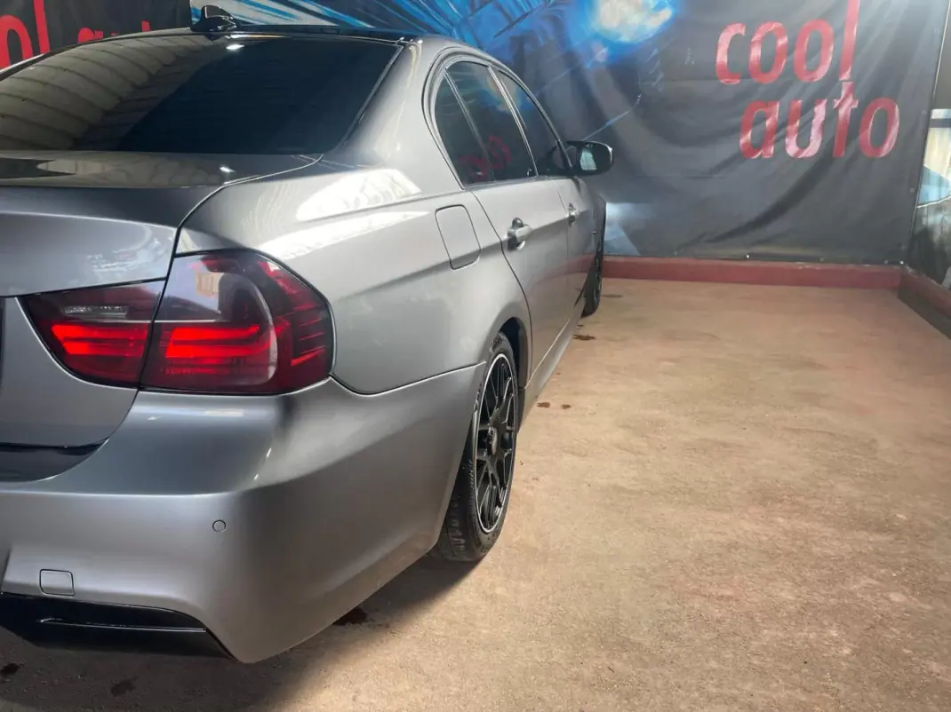 BMW 318 2010 - 10999 EUR, 181000 km - AUTO.MOTO.pt - 181000km - foto 21 de 46