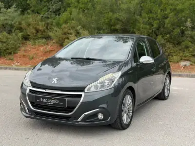 Peugeot 208 2017 - 10900 EUR, 72148 km - AUTO.MOTO.pt - 72148km - foto 10 de 17
