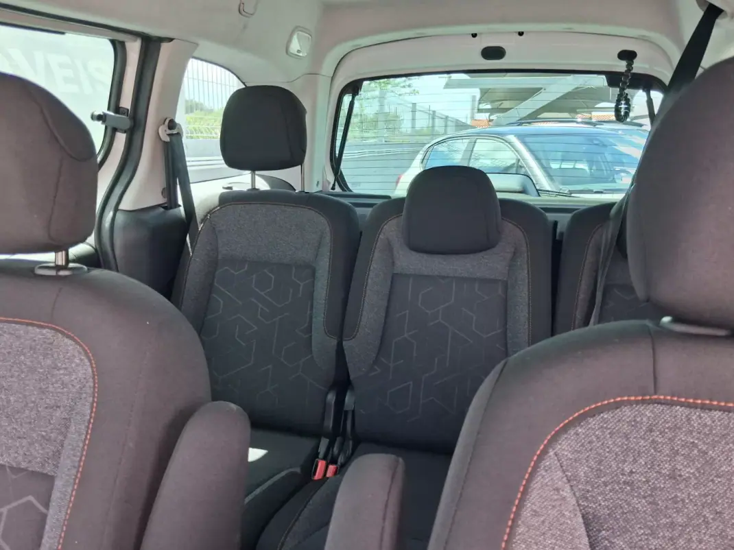 Peugeot Partner 2017 - 10800 EUR, 105000 km - AUTO.MOTO.pt - 105000km - foto 13 de 14