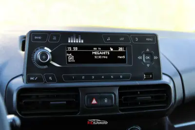 Peugeot Partner 1.5 BlueHDI Pro Longa 3L 2021 - 14750 EUR, 113000 km - AUTO.MOTO.pt - 113000km - foto 16 de 22