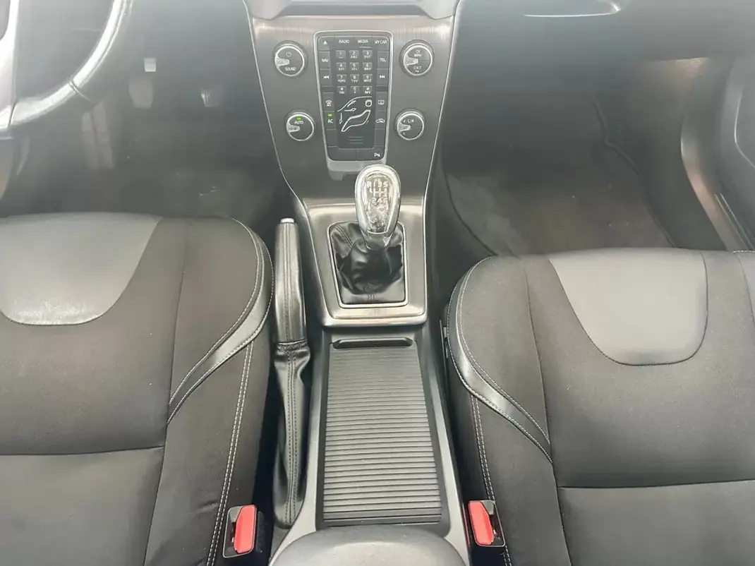 Volvo V40 Cross Country 2013 - 8750 EUR, 292850 km - 292850km - foto 28 de 34