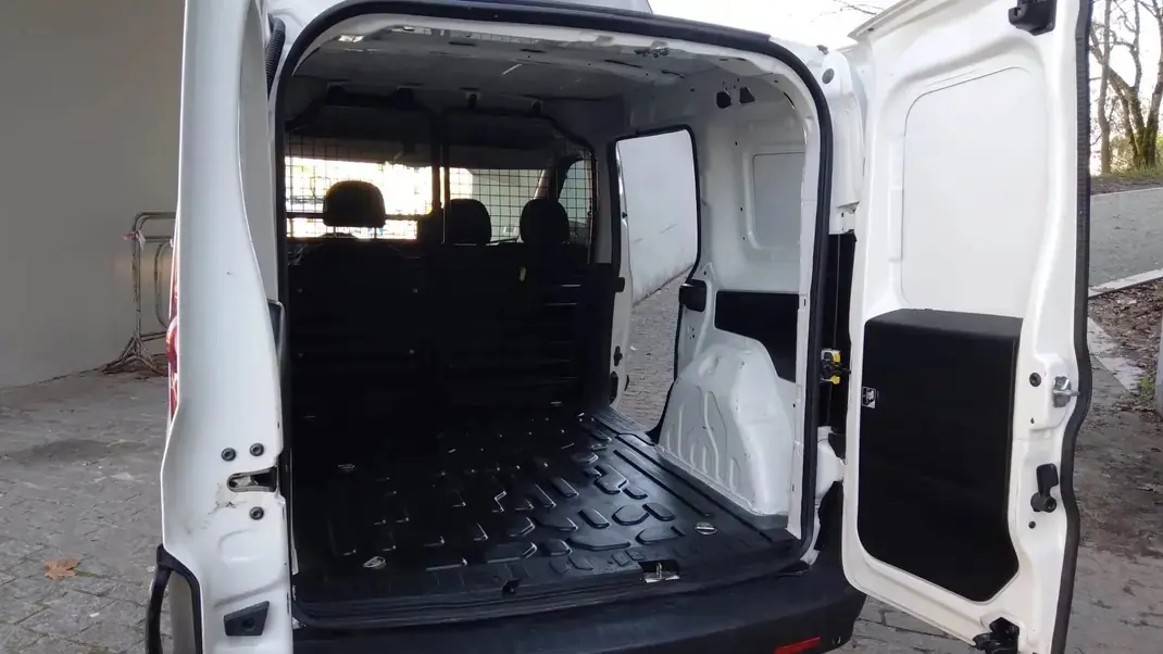 Fiat DOBLO CARGO 1.3 M-JET EASY 3 Lugares 2018 - 9250 EUR, 196000 km - AUTO.MOTO.pt - 196000km - foto 6 de 12